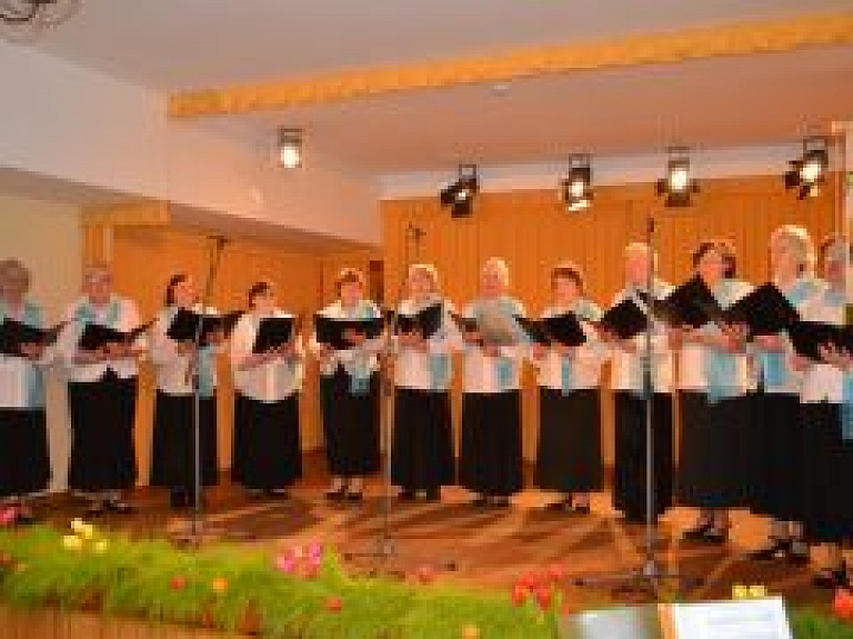 Senioru vokālais ansamblis "Līvas" priecē ar dziesmām