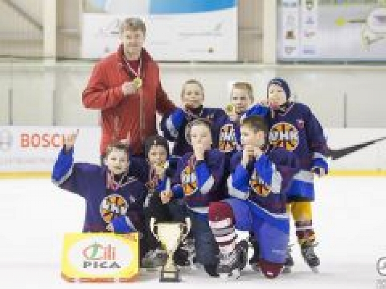 Mālpils vidusskolas komanda uzvar turnīrā "Zelta ripa"