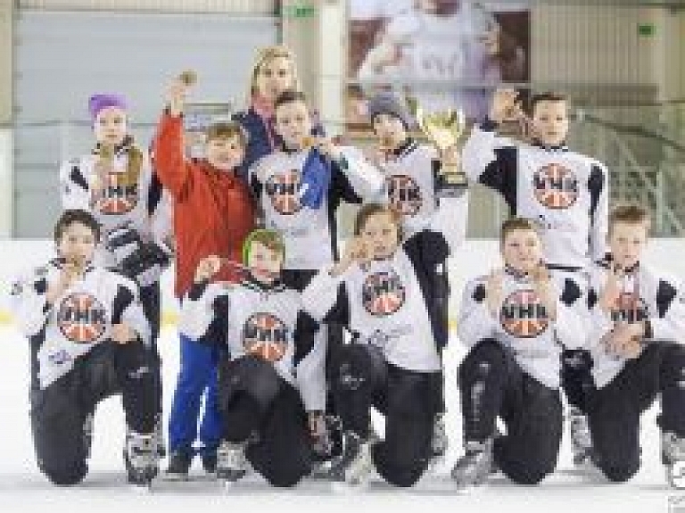 Valmieras sākumskolas komanda izcīna 3.vietu turnīrā "Zelta ripa"
