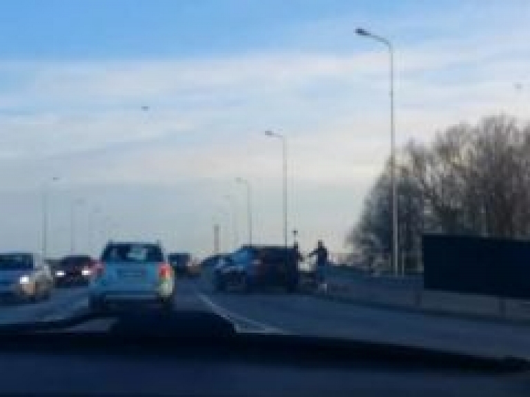 Kurzemes TV: Ventspilī uz viadukta avarē "BMW x6" automobilis
