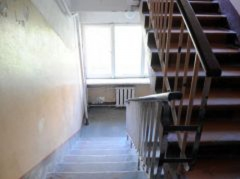 Iesprūstot kāpņu restēs, Daugavpilī nosmacis vīrietis