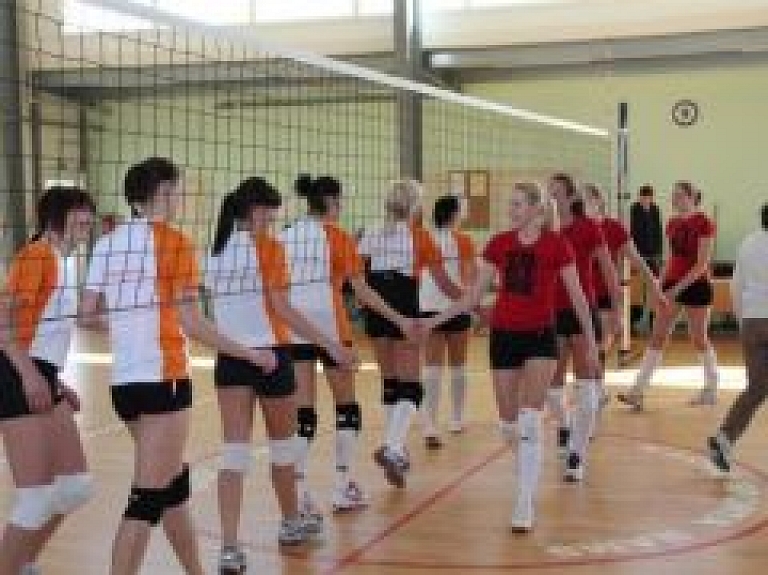 Aizvadīta "Naukšēnu pagasta balvu izcīņa volejbolā 2015"