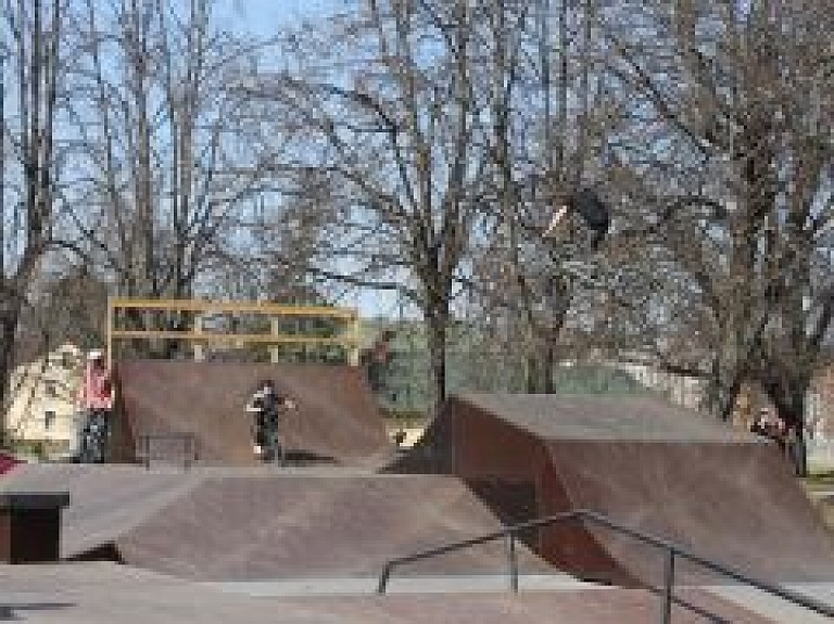 Atklāts Smiltenes skeitparks