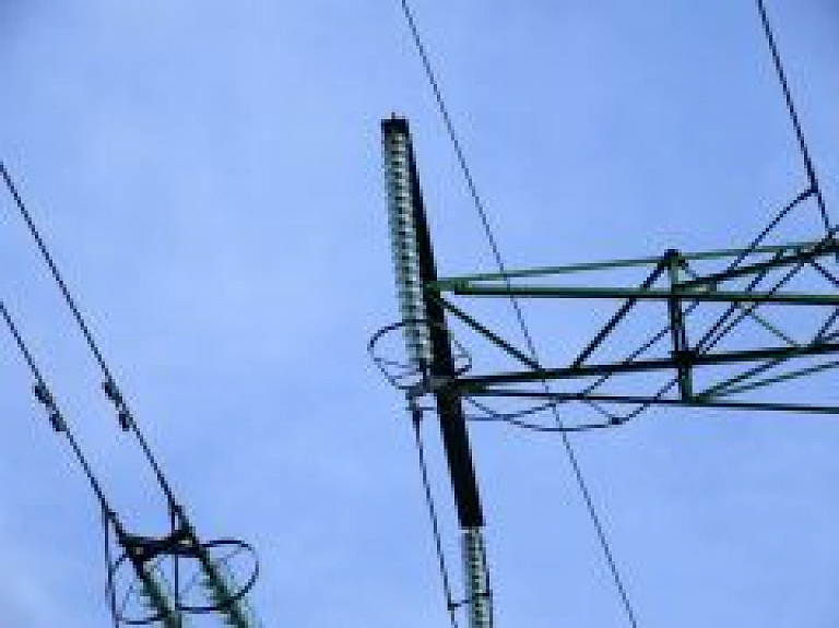 Spēcīgā vēja dēļ bez elektrības palikušas 900 mājsaimniecības
