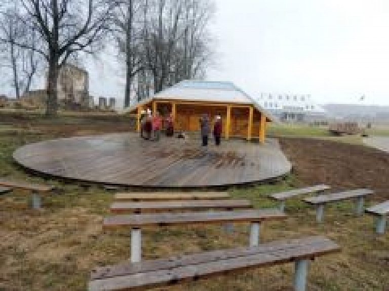 Jaunklidzī pie Saieta nama izbūvēta brīvdabas estrāde