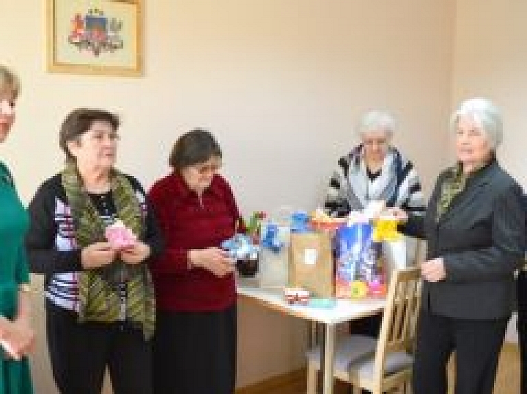 Līvānu seniori dāvina jaundzimušajiem zābaciņus