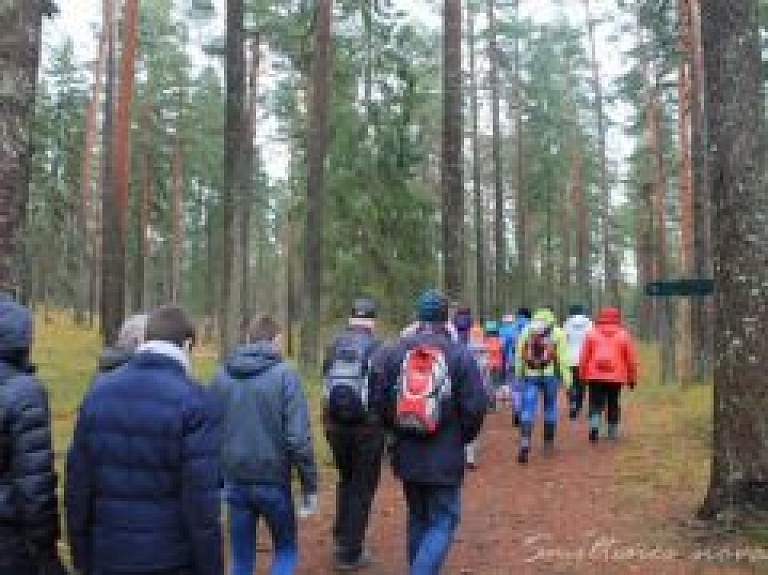 Spītējot aukstajam laikam, kopīgi iepazīst Cērtenes pilskalnu
