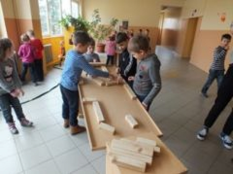 Limbažu sākumskolā zinības apgūst arī starpbrīžos