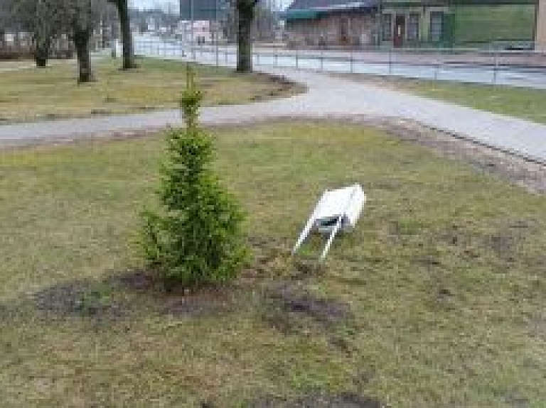 Lieldienās izdarīti postījumi Strenču centrā