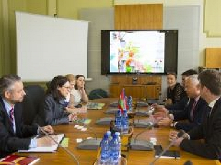 Liepājā iepazīšanās vizītē ieradušies ASV vēstniecības pārstāvji