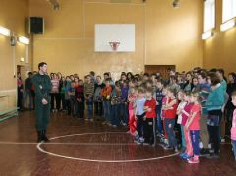 Valsts robežsardzes koledžas personāls viesojās Nautrēnu vidusskolā