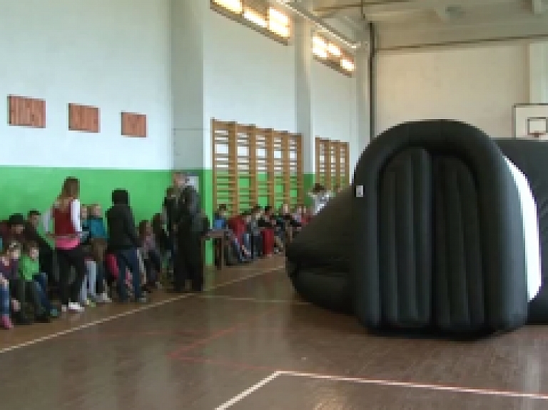 Latgales Reģionālā TV: Tilžas vidusskolā viesojas izbraukuma planetārijs no Igaunijas