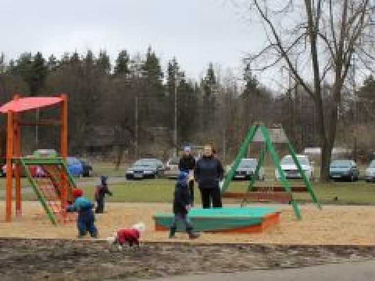 "Igate" pēc pagalmu sakārtošanas krāsošanu veiks labvēlīgos laikapstākļos un dāvinās Jelgavai rotaļu laukumu