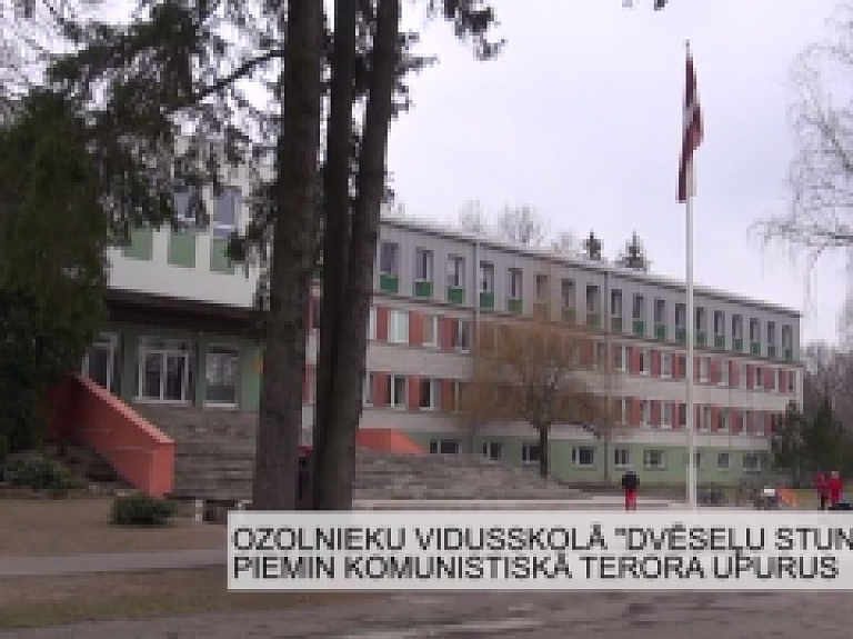 Latgales Reģionālā TV: Ozolnieku vidusskolā piemin komunistiska terora upurus