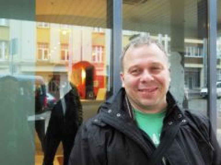 Igauņu žurnālists apkopo informāciju par atpūtu Jūrmalā