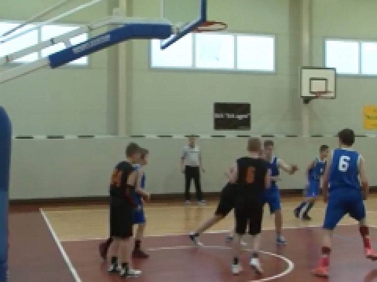 Latgales Reģionālā TV: Rugāju sporta centrā aizvadītas spēles atklātajā čempionātā basketbolā
