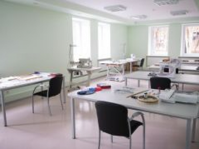 Cilvēktiesību komisijas deputāti iepazīstas ar "Ezerkrastiem", kur dzīvos arī "Kauguru" klienti