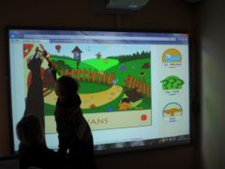 Aizvadīta E-prasmju nedēļa Alojas pilsētas bibliotēkā