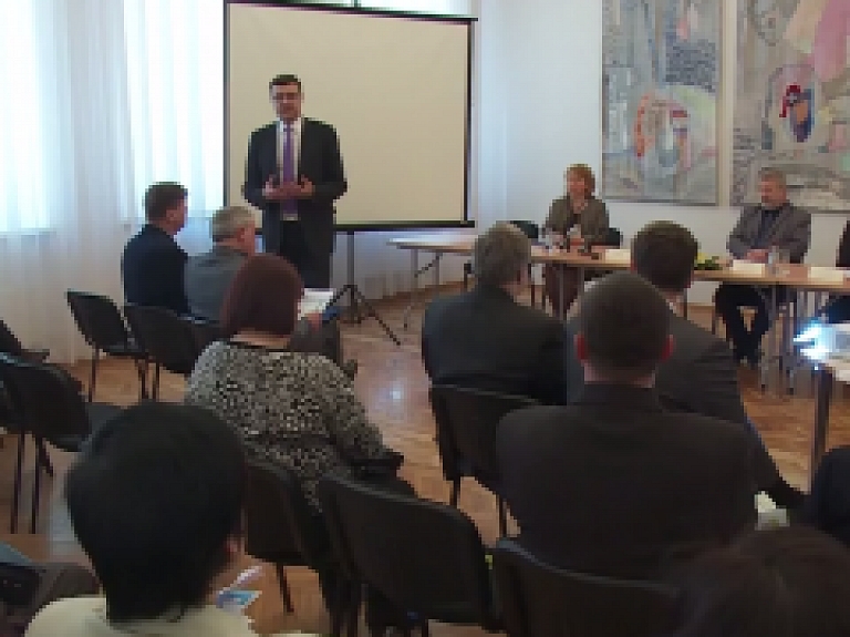 Latgales Reģionālā TV: FM iepazīstina pašvaldības ar izlīdzināto budžeta modeli