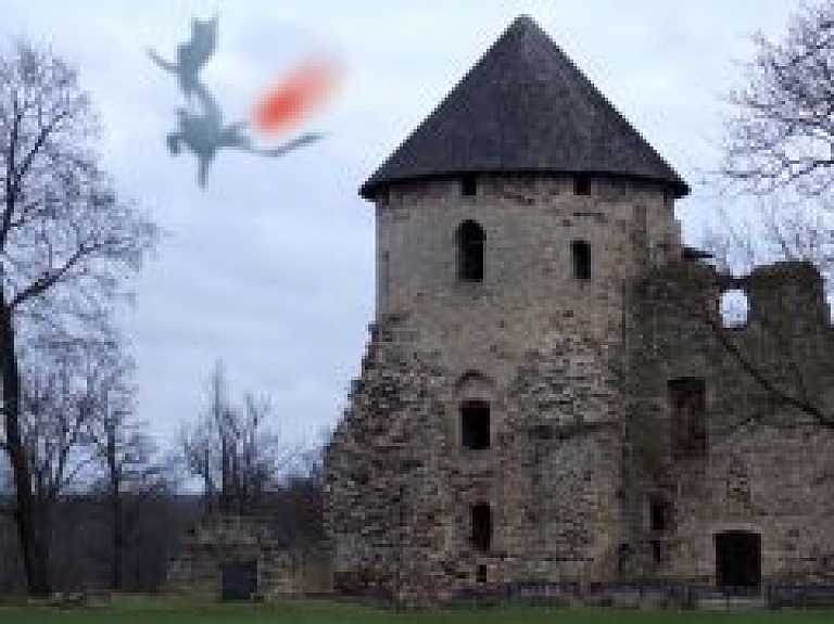 Siera reklāmas pūķis atgriezies Cēsīs