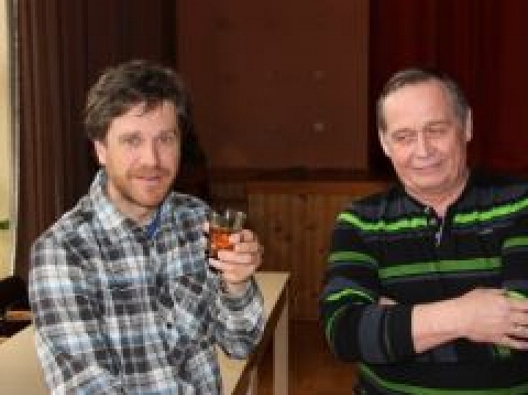 Amatas stāsti turpinās