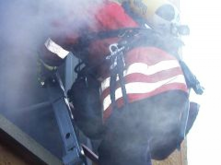 Alsviķu pagastā ugunsgrēkā cietis vīrietis