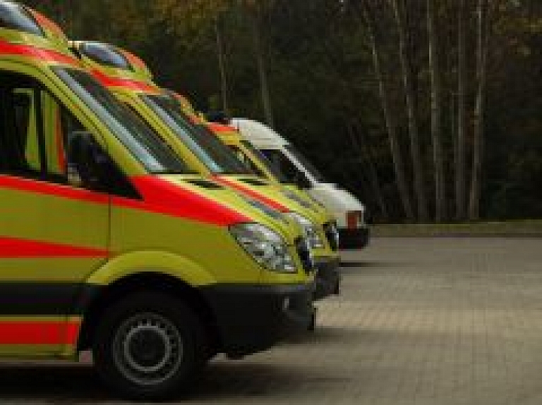 Raunas novadā vairāku garāžu ugunsgrēkā cietis vīrietis