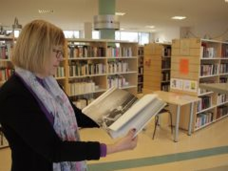 Valkas novada bibliotēkas saņem dāvinājumu no Valmieras teātra