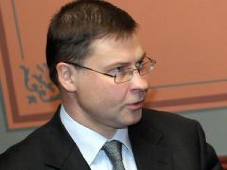 Laikraksts: Dombrovskis un Kalniete ir vieni no aktīvākajiem Ukrainas atbalstītājiem Briselē