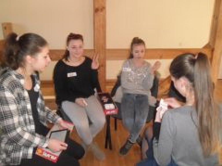 Dagdas jaunieši apgūst jaunas zināšanas