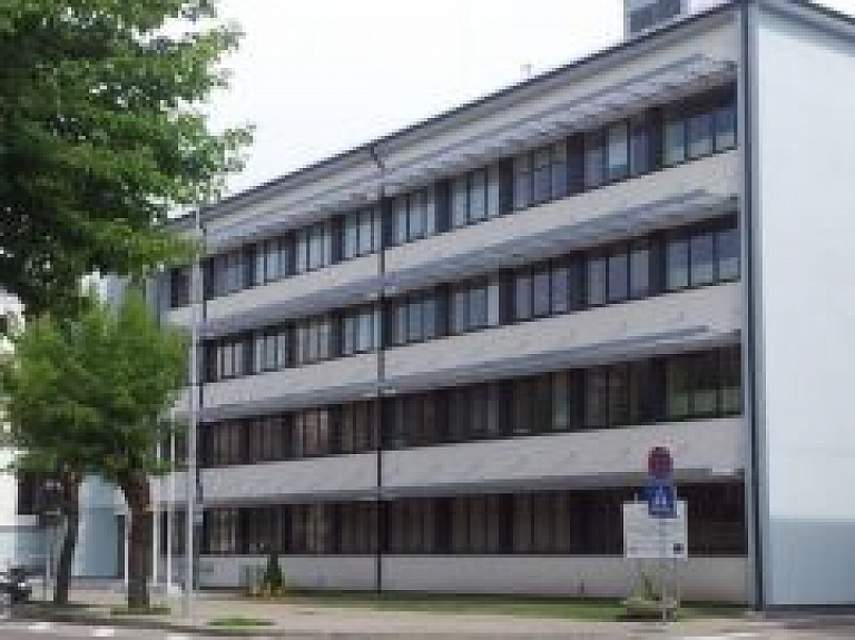 Apstrīd Jelgavas novada iepirkumu juridisko pakalpojumu sniegšanai; aizdomas par nolikuma pielāgošanu