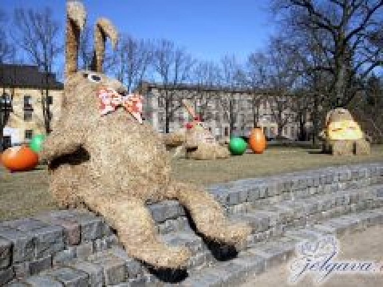 Jelgavu rotā Lieldienām; bērni dekorācijas novērtē, kāpjot virsū