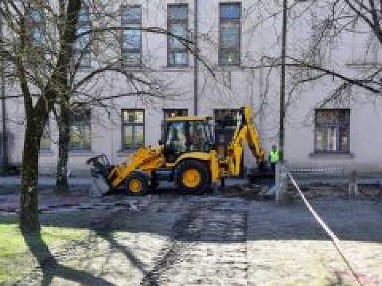 Rekonstruē Kuldīgas Kultūras centra skvēru