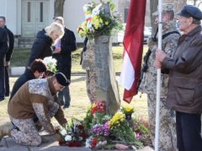 Pie Valmieras dzelzceļa stacijas piemin komunistiskā genocīda upurus