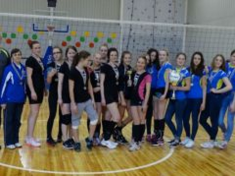 Žīguru pamatskolas volejbolistes startē Jaunatnes čempionātā