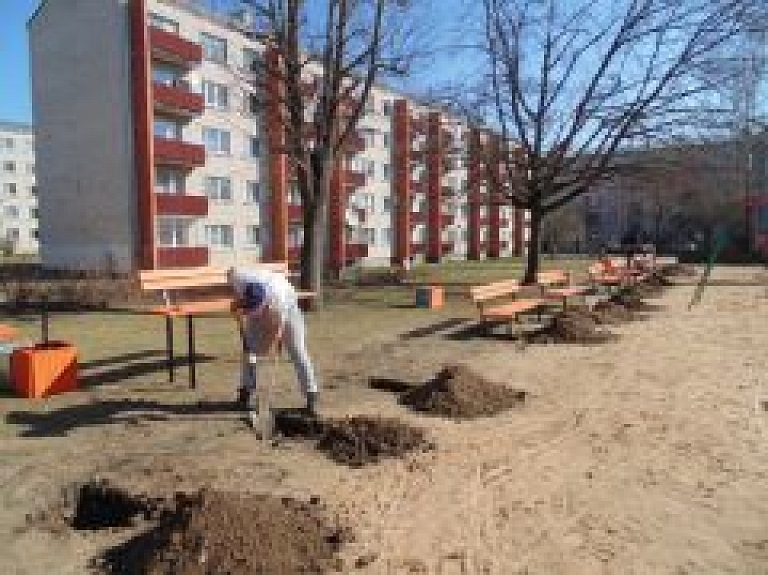 Bērnu rotaļu laukumā uzstādīti jauni soliņi un atkritumu urnas