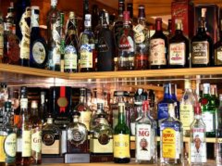 Kurzemē pusaudzis saindējas ar alkoholu