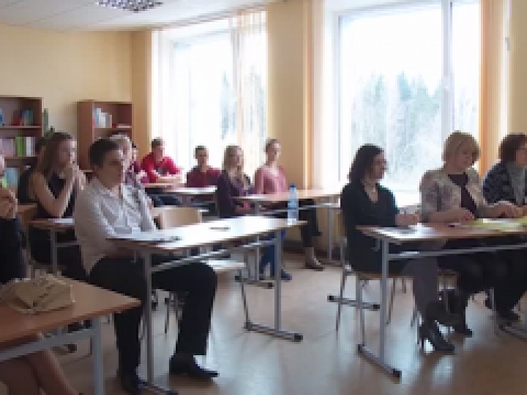 Latgales Reģionālā TV: Zinātniski pētniecisko darbu aizstāvēšana Riebiņu vidusskolā