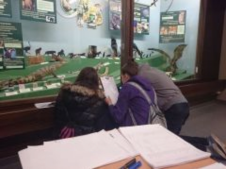 "Meža mājā" izveidota vitrīna ar konfiscētām apdraudētajām dzīvnieku sugām