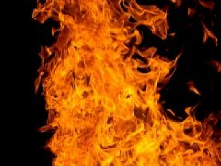 Alūksnes novadā dedzis kokapstrādes uzņēmums