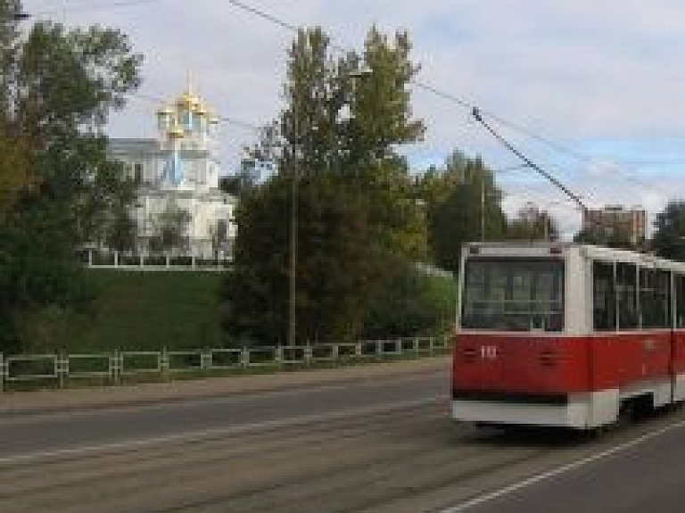 Latgalē mediķu palīdzība vajadzīga sievietei, kura kritusi tramvajā