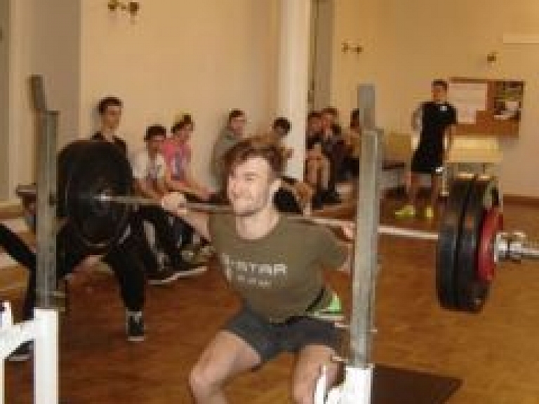 Valmierieši piedalās 1.Latvijas čempionātā atlētiskajā vingrošanā