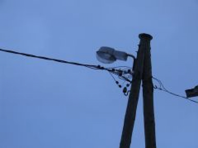 Kūlas dedzināšanas rezultātā sadeg elektrolīnijas balsts Strenču novadā