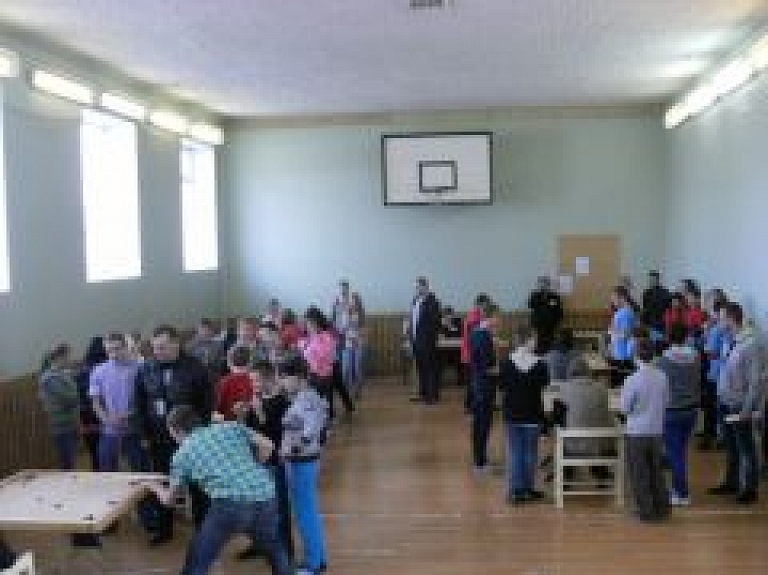 Rudzātu speciālajā internātpamatskolā aizvadītas sacensības novusā