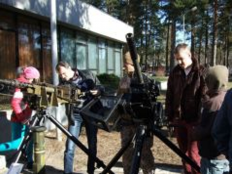 Viduču pamatskolas skolēni piedalās atvērto durvju dienā Ādažos