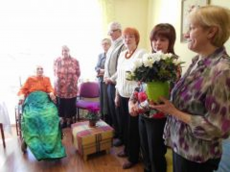 Zinaīdu Saulīti sveic 90 gadu jubilejā