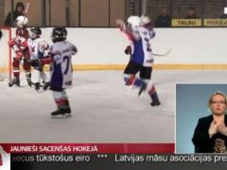 Jaunieši Talsos sacenšas hokejā