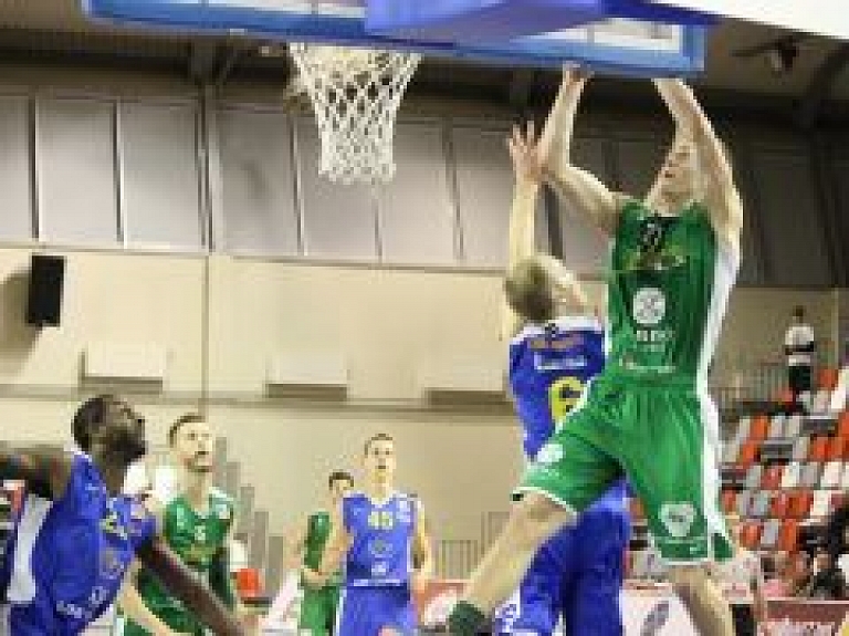 BK "Valmiera" piekāpjas BK "Saldus" basketbolistiem