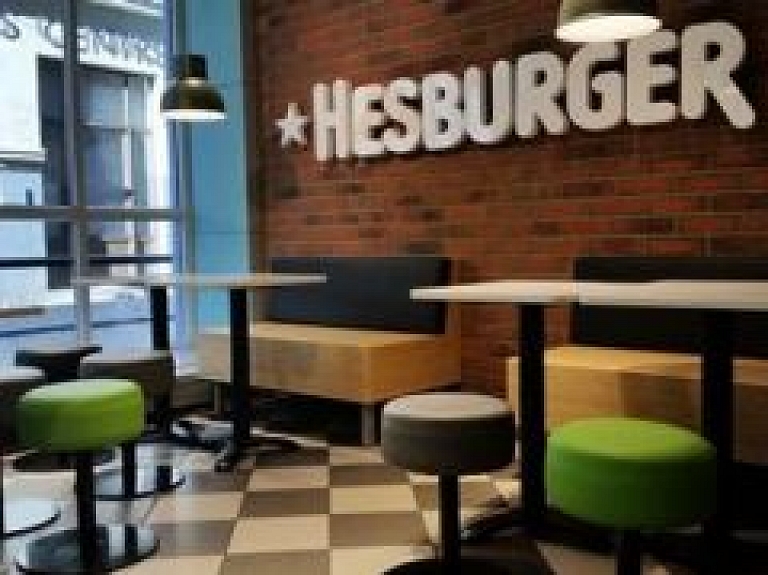 Atklāts rekonstruētais "Hesburger" restorāns Vecrīgā