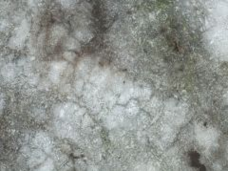 Brīdina par ūdenstilpju ledus segas nedrošību